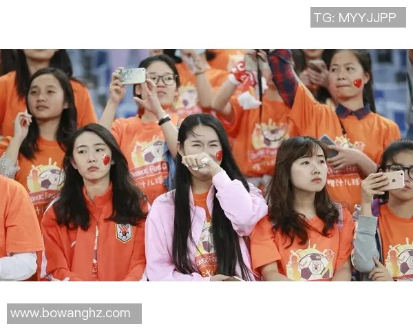 足球明星归来球迷热情接机现场氛围火爆粉丝疯狂互动场面感人